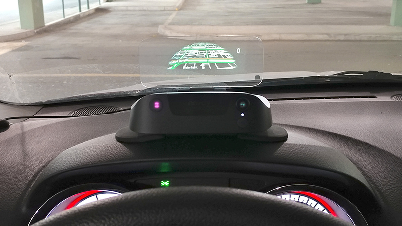 Cuando estás al volante, el mapa de Navdy y su interfaz de usuario llenan toda su pantalla transparente de 15 cm de ancho.
